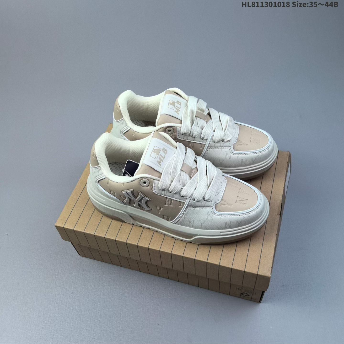 MLB New York Yankees CHUNKY LINER EMBO MONOGRAM embossed old flower style, stylish and comfortable, casual and sporty, slip-resistant, abrasion-resistant, height-increasing, low-cut sneakers.